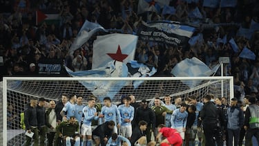 Los jugadores del Celta celebran la clasificación para octavos de final de Europa League