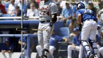 Miguel Cabrera se prepara para ir al bateo.