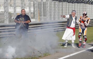 La tradición en este circuito es que los pilotos campeones enciendan largas tracas de pólvora al finalizar las carreras. ¡Todo un espéctaculo!