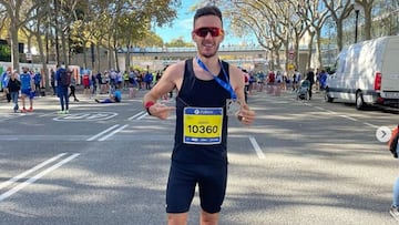 El ciclista del Ineos Adam Yates posa con la medalla de finisher tras terminar el Maratón de Barcelona.