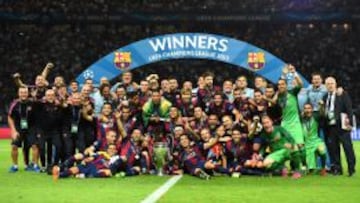 La plantilla y los t&eacute;cnicos del Barcelona, con la Champions. 