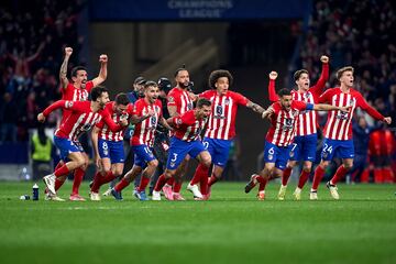 Los jugadores rojiblancos se vuelven locos de alegr¨ªa tras conseguir la clasificaci¨®n en la tanda de penaltis.