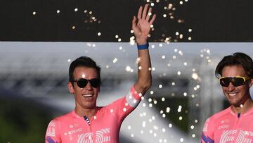 Team Education First rider Colombia&#039;s Rigoberto Uran (L) attends the teams&#039; presentation two days before the start of the 1st stage of the 107th edition of the Tour de France cycling race, in Nice on August 27, 2020. (Photo by Anne-Christine POUJOULAT / AFP)