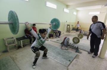 En Sadr City, un barrio chiíta de la capital iraquí, Bagdad, ocho mujeres se preparán para ser las primeras mujeres del equipo de halterofilia femenino de Irak, y conseguir medallas para su país. El equipo de halterofilia femenina representará a Irak en el Campeonato de Asia en Qatar.