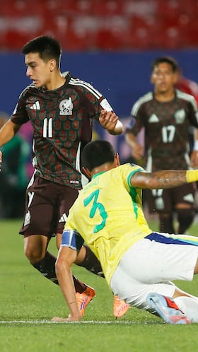 AMDEP4446. SANTIAGO (CHILE), 28/09/2025.- Iago Teodoro (d) de Brasil disputa un balón con Gilberto Mora de México este domingo, en un partido del grupo C de la Copa Mundial Sub-20 entre Brasil y México en el estadio Nacional en Santiago (Chile). EFE/ Esteban Garay