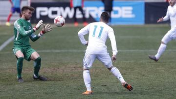 San Rom&aacute;n detiene un remate de un jugador del Castilla. 