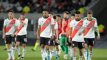 River Plate's players leave the field at the end of their match against Atletico Tucuman for the Argentine Professional Soccer League at the Monumental stadium, in Buenos Aires, on April 24, 2022. (Photo by JAVIER GONZALEZ TOLEDO / AFP)