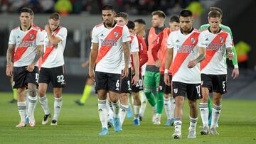 River Plate's players leave the field at the end of their match against Atletico Tucuman for the Argentine Professional Soccer League at the Monumental stadium, in Buenos Aires, on April 24, 2022. (Photo by JAVIER GONZALEZ TOLEDO / AFP)