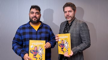 Álvaro Velasco e Iñaki San Román posan con 'El Álbum de Paquetes'.