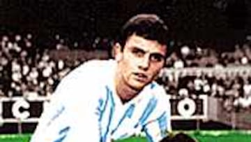 JUNTO A SU ÍDOLO. Arriba, Fabián Ortiz junto a Roberto Perfumo en el 66. A la izquierda, el festejo del título en el Torneo Apertura 2001.