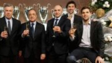 Los capitanes de fútbol (Casillas y Ramos), los de baloncesto (Reyes y Llull), los entrenadores de ambos equipos (Ancelotti y Laso) y, en el centro, el presidente del Real Madrid, Florentino Pérez.