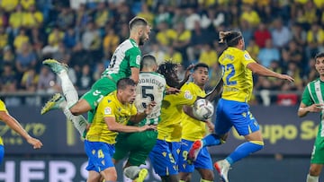 CÁDIZ, 19/10/2022.- Jugadores del Cádiz y del Betis pelean un balón durante el partido de Liga en Primera División que disputan hoy miércoles en el estadio Nuevo Mirandilla, en Cádiz. EFE/Román Ríos
