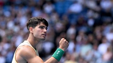 Melbourne (Australia), 18/01/2024.- Carlos Alcaraz of Spain in action during his 2nd round match against Lorenzo Sonego of Italy on Day 5 of the 2024 Australian Open at Melbourne Park in Melbourne, Australia 18 January 2024. (Tenis, Italia, España) EFE/EPA/JAMES ROSS AUSTRALIA AND NEW ZEALAND OUT
