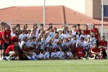 La plantilla del Atlético de Madrid fotografiándose junto con unos niños.