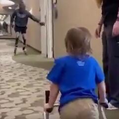 El ejemplo inspirador de un atleta paralímico con un niño de 2 años