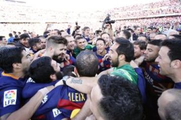 Los jugadores del Barcelona celebran el título de Liga.