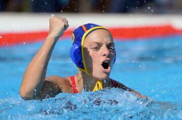 Aunque se retiró en 2016, justo después de los Juegos de Río cuando se quedó fuera de la convocatoria olímpica, Jennifer Pareja pasará a la historia como la primera gran jugadora del waterpolo español, nombrada por la FINA mejor waterpolista del mundo en 2013. 

Nacida en Olot en 1984, Pareja empezó a acudir a la Selección con 16 años, justo cuando el waterpolo femenino empezaba a progresar en el panorama internacional. De 2001 a 2011 apenas logró títulos a nivel nacional e internacional, y ella y Blanca Gil eran las jugadoras más internacionales del equipo. Pero en 2011 fue la capitana de la Selección que se colgó medallas en Juegos, Mundiales y Europeos; y del CN Sabadell que alzó hasta cuatro veces la Champions y logró un récord de imbatibilidad en la liga española que aún perdura.
