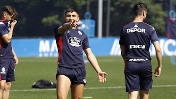 Yeremay Hernández, durante el entrenamiento del Deportivo este jueves, 15 de mayo, en Abegondo.