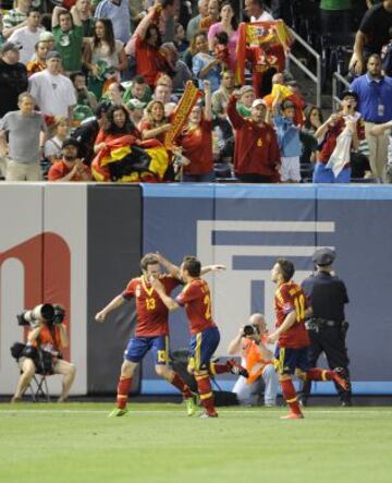 Mata celebra su gol con el resto de sus compañeros.