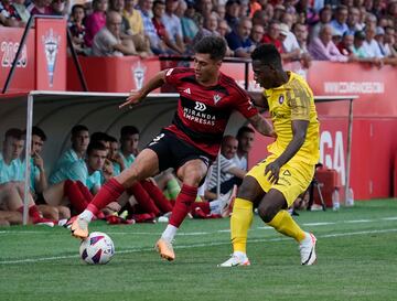 El gol decisivo del partido Mirandés-Andorra fue obra de una genialidad de Carlos Martín. Hizo fácil y tomó la mejor decisión en una situación en la que lo más fácil era darse por vencido. Ahora es el máximo goleador de la categoría.