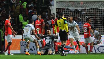 MEX3668. TOLUCA (MÉXICO), 10/09/2022.- Julio González (c) de Pumas celebra un gol anotado al Toluca hoy, durante un partido de la jornada 14 del Torneo Apertura 2022 del fútbol mexicano realizado en el estadio Nemesio Diez en la ciudad de Toluca, (México). EFE/Alex Cruz
