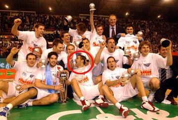 El 29 de febrero de 2004 se proclamó campeón de la Copa del Rey con el Tau Cerámica tras ganar al Joventut en la final por 77-81.
 