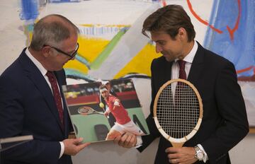 El extenista alicantino recibió de las manos del ministro de Cultura y Deporte José Guirao la Medalla de Oro que reconoce toda su trayectoria deportiva.