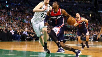 John Wall entra a canasta ante la defensa Kelly Olynyk en la semifinal de la Conferencia Este 2016-17.