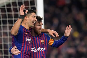 5-1. Luis Suárez celebró con Leo Messi el quinto gol.