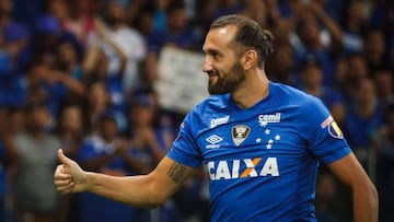 El delantero argentino Hern&aacute;n Barcos durante un partido con Cruzeiro