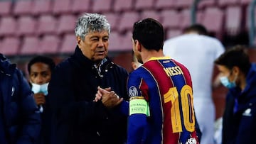 El t&eacute;cnico rumano del Dinamo de Kiev, Mircea Lucescu (i), saluda al delantero argentino del FC Barcelona, Leo Messi.