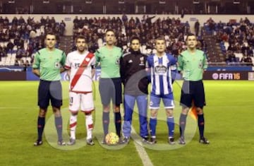 Deportivo de La Coruña-Rayo Vallecano. El árbitro Iñaki Vicandi Garrido acompañado por sus asistentes Antonio Huerga Cermeño y Aitor Villate Martínez, el cuarto árbitro Aimar Velasco Arbaiza y los capitanes Trashorras y Bergantiños.