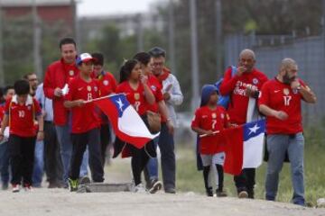 Hinchas de la seleccion chilena asisten al partido valido por las clasificatorias al mundial de Rusia 2018 contra Peru disputado en el estadio Nacional de Santiago, Chile.