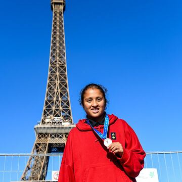 Las subcampeonas del Mundial Femenino Sub 17 de la India pasaron por la Torre Eiffel en París antes de su regreso a Colombia.