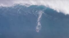 Eli Olson surfeando una ola en Jaws (Maui, Haw&aacute;i), en 2020. 
