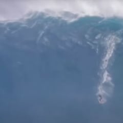 Así se vive una sesión de olas gigantes desde el barco
