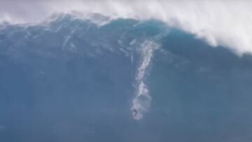 Eli Olson surfeando una ola en Jaws (Maui, Hawái), en 2020.