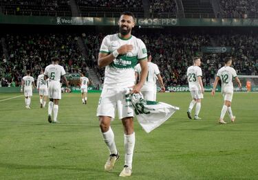 Gran actuación del delantero del Elche, que vio puerta ante el Albacete y ya suma tres goles (cuatro contando la Copa). Antes de su decisivo tanto que puso el 3-2, se adjudicó la asistencia del 2-1, obra de Nico Fernández. Su gol, en el 80’, llevó al delirio al Martínez Valero.