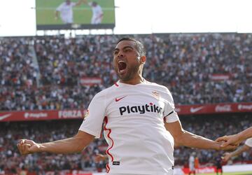 El jugador del Sevilla, Mercado, celebra el 2-1 al Barcelona. 