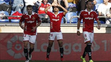Los futbolistas del Nàstic piden el apoyo de la afición.