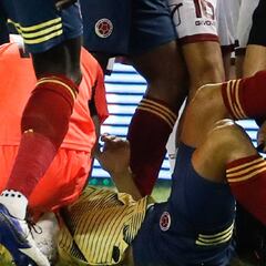 Grave lesión de Santiago Arias ante Venezuela