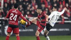 Reina y Andy tratan de hacerse con el balón en el derbi entre Burgos y Mirandés.