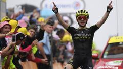 Simon Yates celebra una victoria en el Tour de Francia.