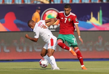 El centrocampista nació en Flevoland, Países Bajos, donde ha desarrollado gran parte de su carrera deportiva, pero a pesar de haber jugado en categoría inferiores de la selección de Países Bajos, en 2015 eligió jugar con la selección de Marruecos, país de nacimiento de sus padres.