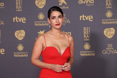 La actriz Inma Cuesta posa en la alfombra rosa con un vestido de Alicia Rueda Atelier y joyas Messika.