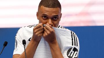 Soccer Football - Real Madrid unveil Kylian Mbappe - Santiago Bernabeu, Madrid, Spain - July 16, 2024 New Real Madrid signing Kylian Mbappe kisses the club badge during the presentation REUTERS/Juan Medina