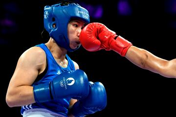 La Arena Par¨ªs Nord es el escenario donde tienen lugar los combates de boxeo durante las rondas preliminares de los Juegos. All¨ª se vieron espectaculares peleas en la primera jornada de competici¨®n. Como la que enfrent¨® a Ha Thi Linh de Vietnam y Feofaaki Epenisa de Tonga. En la imagen, la vietnamita recibe un directo en plena cara.