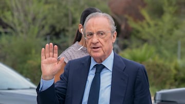 POZUELO (MADRID), 17/09/2023.- El presidente del Real Madrid, Florentino P¨¦rez, llega a la capilla ardiente de Pepe Domingo Casta?o en el tanatorio de Pozuelo (Madrid) este domingo. El popular comunicador ha fallecido esta madrugada a los 80 a?os. EFE/ Sergio P¨¦rez
