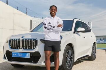 Linda Caicedo y su BMW iX1 xDrive30, entregada por el Real Madrid Femenino.