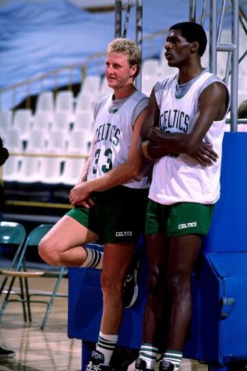 Larry Bird y Robert Parish, las dos estrellas de los míticos Celtics de los 80's.